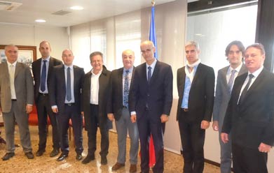 De gauche à droite : M. Vilela (Spie Batignolles Energie) M. Vidal et M. Lahourcade (Egis Avia), M. Cardete (C & H), M. Salinas (ADEC-NS), M. Marti (chef de gouvernement d’Andorre), M. Habrias (C&H), M. Missé (secrétaire d’Etat à la diversification économique) et M. Amiot (Spie Batignolles Energie)