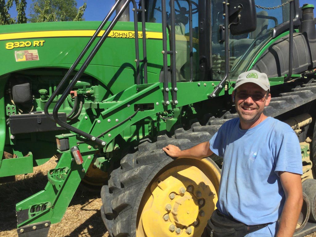 Cyrille, utilisateur de WeFarmUp, met à disposition son tracteur à chenilles. - ©WeFarmUp