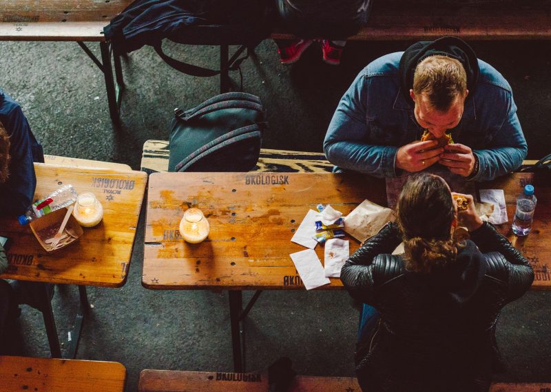 Etudiant mange un burger