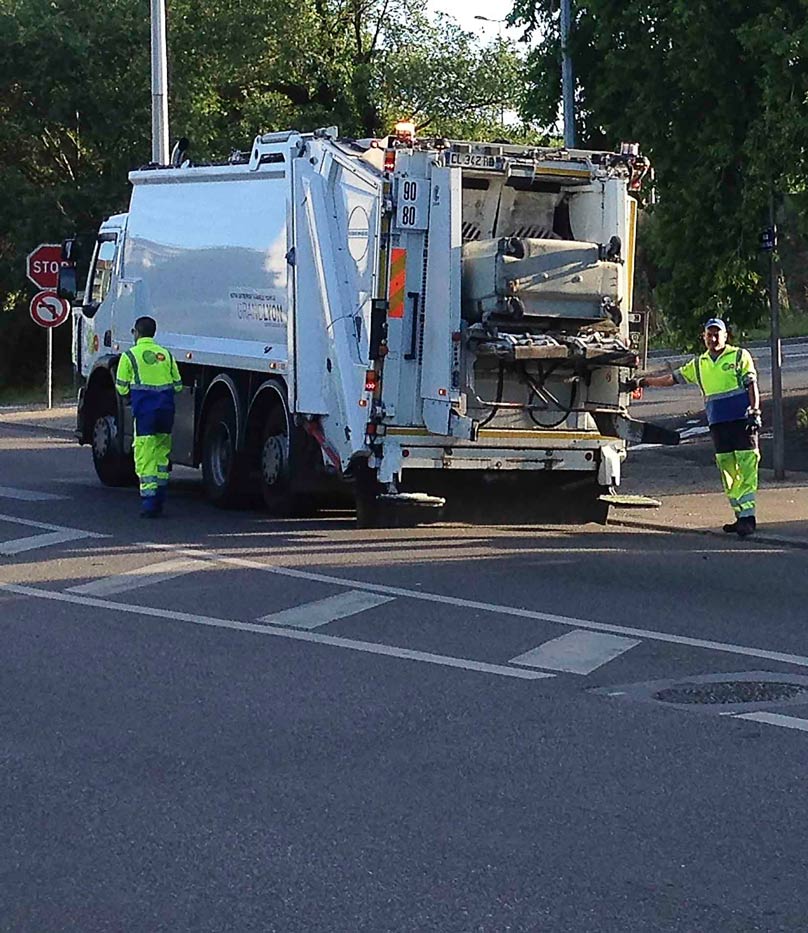 Camion poubelle collecte déchets ménagers