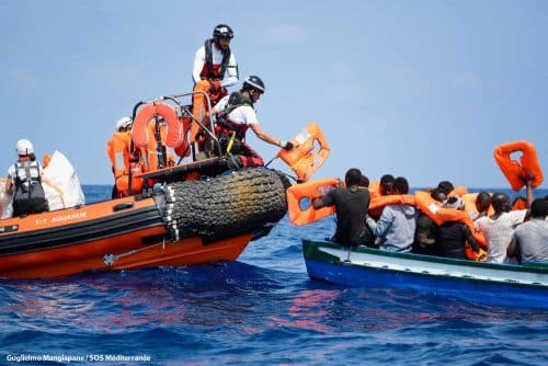 Des migrants pris en charge par l'Aquarius le bateau de l'ONG SOS Méditerrannée