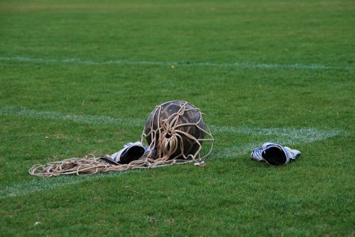 Ballon de foot dans un filet