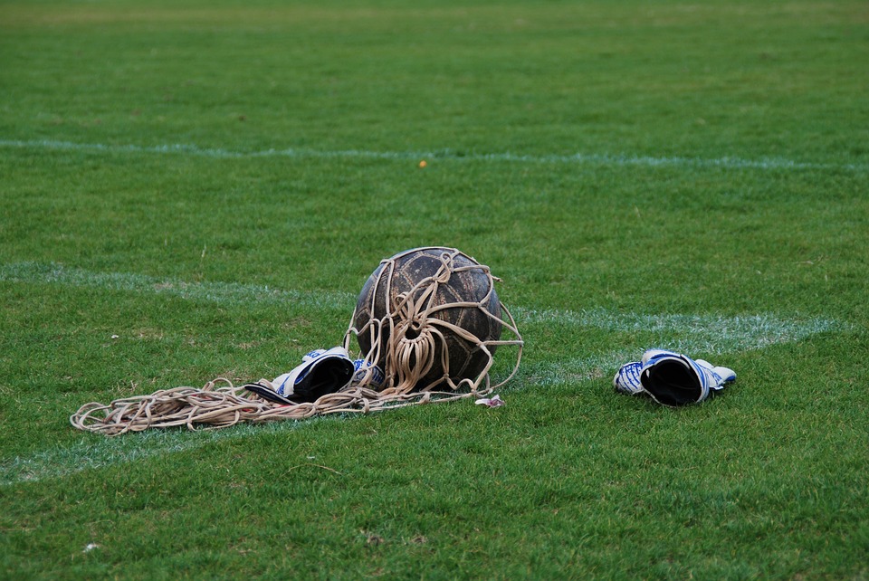 Ballon de foot dans un filet