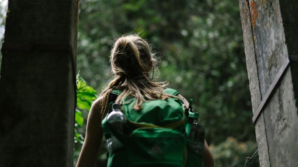 Randonneuse avec un sac à dos