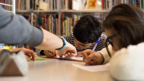 Des enfants qui écrivent