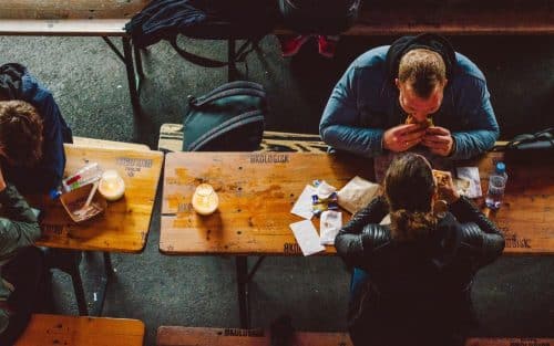 Etudiant mange un burger