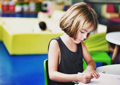 Petite fille qui écrit