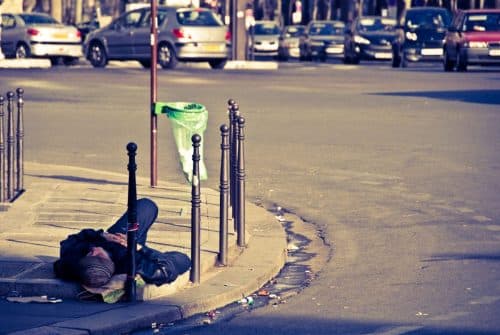 Homme qui dort dans la rue ©Damien.Phototrend.fr