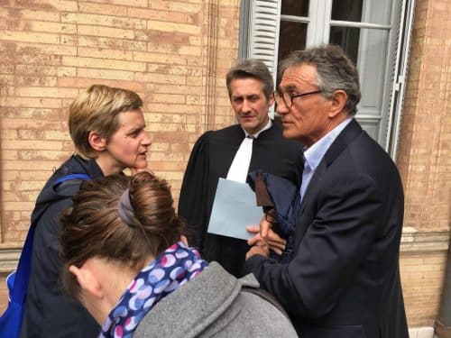 Guy Novès à la sortie du Conseil des Prud'Hommes en compagnie de son avocat Me Nougarolis. Crédit : Enzo Contreras