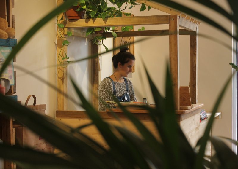 Andrea Silva derrière le comptoir de sa nouvelle boutique Misstinguette en salopette