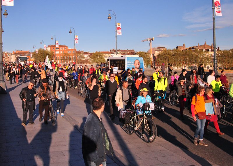 Sous le soleil, piétons et cyclistes ont défilé sur le Pont-Neuf. Crédit : Valentin Grezet