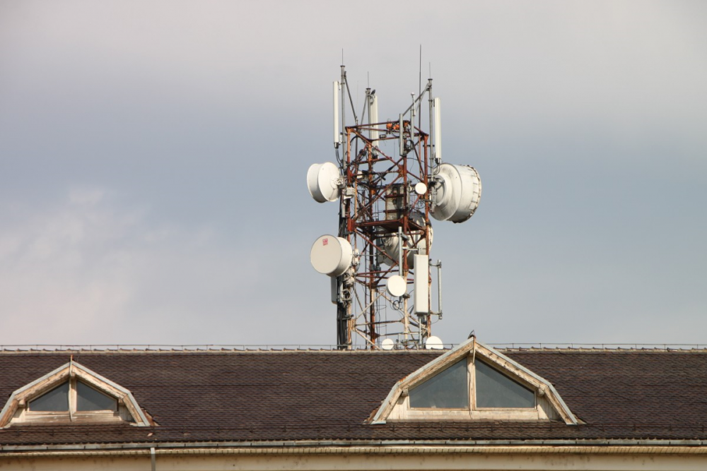 François piquemal demande un moratoir sur le déploiement de la 5G à Toulouse ©Robindestoits