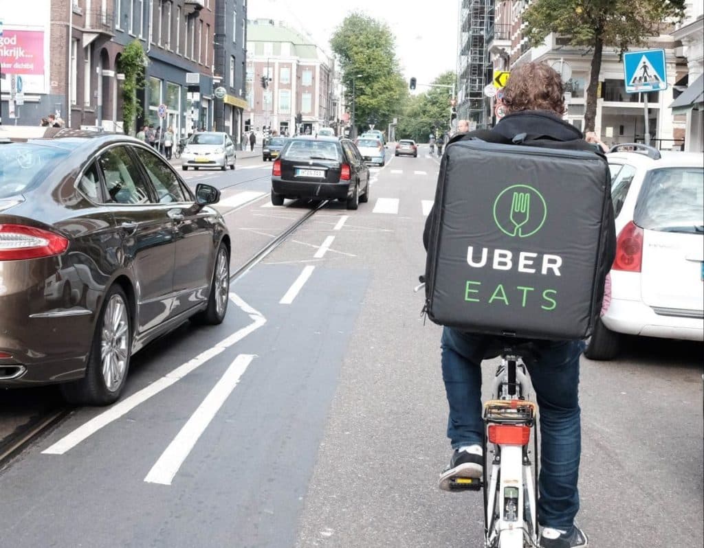 Les livreurs d’Uber Eat et de Deliveroo de Toulouse sont appelés à faire grève et cesser les commandes des plateformes numériques ce vendredi 30 octobre ©Franklin Heijnen