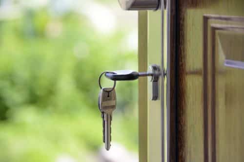 porte ouverte avec une clé dans la serrure