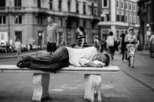 Personne qui dort dans la rue