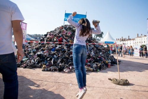 La pyramide de chaussures d'Handicap international