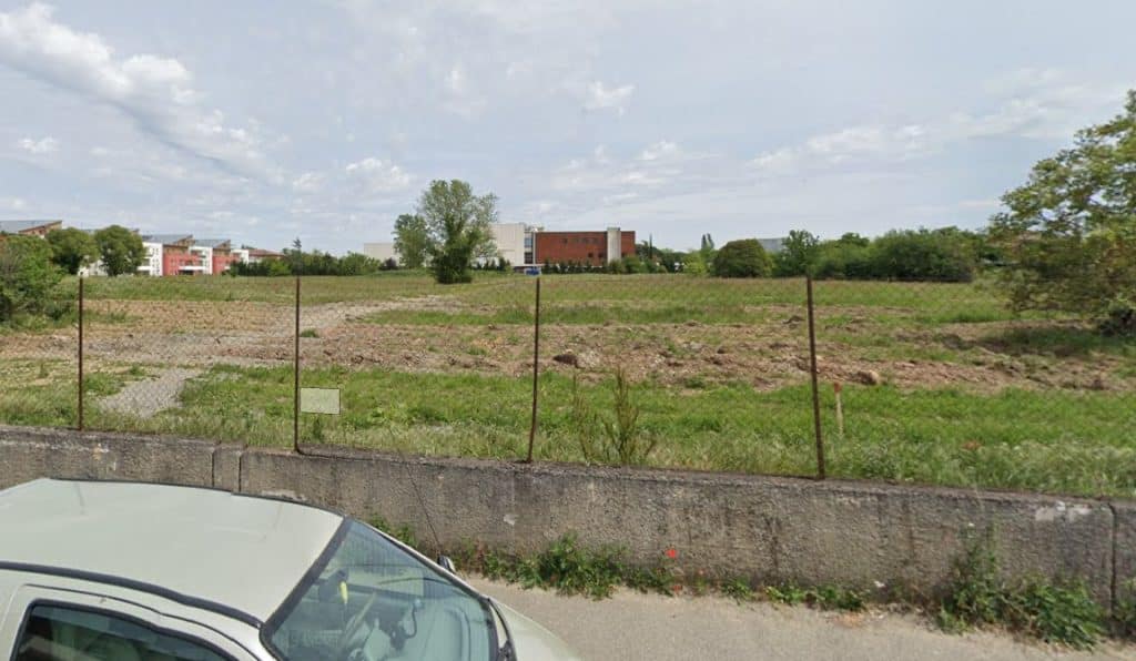 Jean-Luc Moudenc retoque un projet de ferme urbaine sur ce terrain en friche dans le quartier des Pradettes, à Toulouse