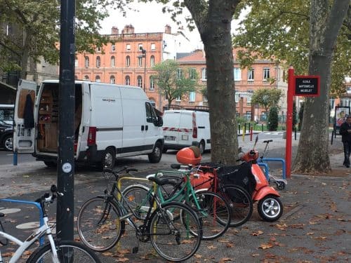 Voitures devant l'école Michelet à Toulouse