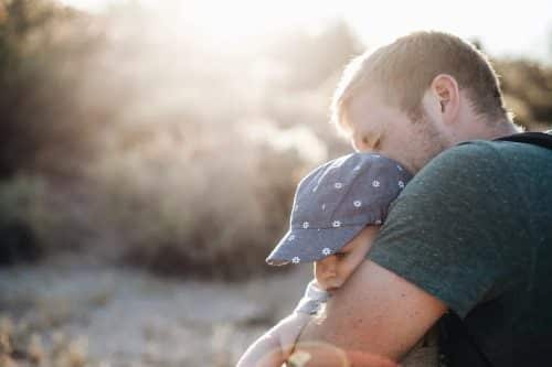 Enfant dans les bras