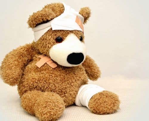 enfant maltraités peluche bandage