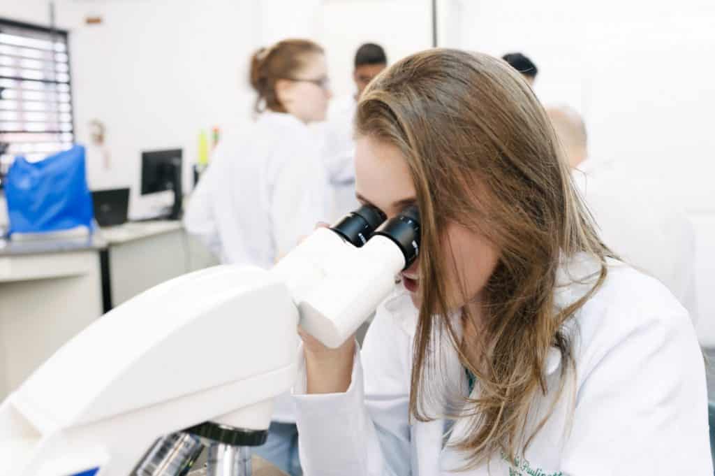 femme scientifique