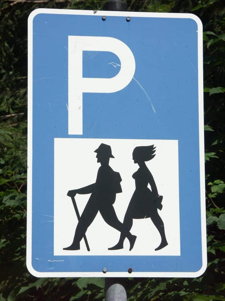 Panneau parking pour randonneurs Crédit photo : Jaypee/ CC BY-SA 2.5