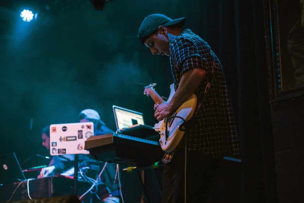 Léo Magos avec sa guitare sur scène