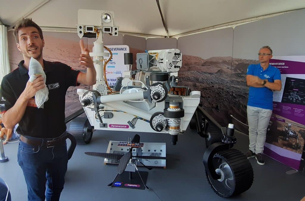 Le rover Perseverance et l'hélicoptère Ingenuity en taille réelle dans les jardins de la Cité de l'espace