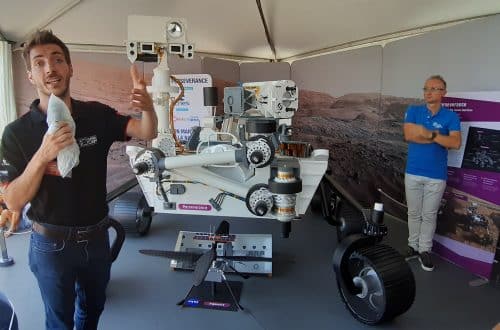 Le rover Perseverance et l'hélicoptère Ingenuity en taille réelle dans les jardins de la Cité de l'espace