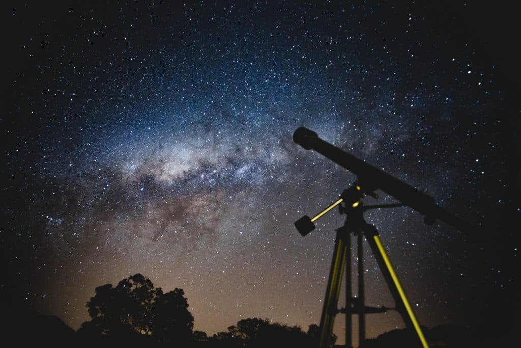 Une nuit pour observer les étoiles CC Lucas Pezeta-Pexels vacances été Ariège