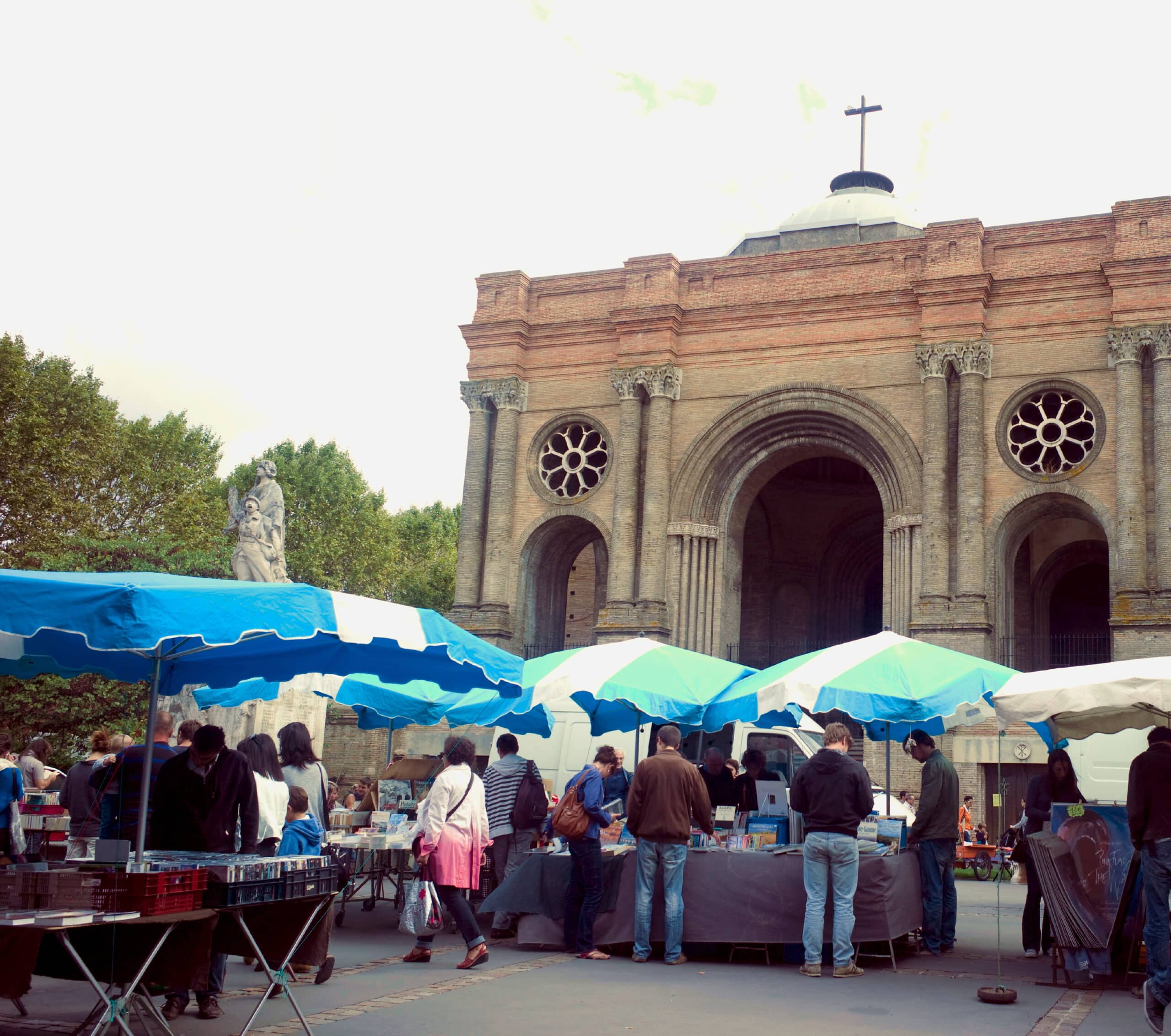 Photo des bouquinistes sur le marché de Saint Aubin à Toulouse