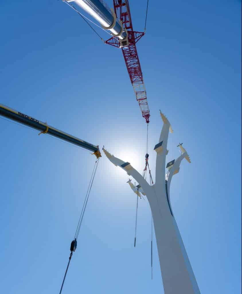 Installation d’un pylône sur le chantier du téléphérique toulousain Téléo