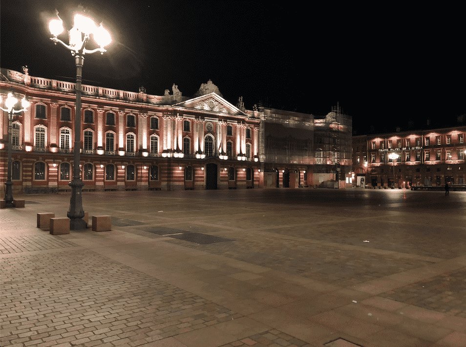 Place du Capitole pendant le couvre-feu / Léo Molinié