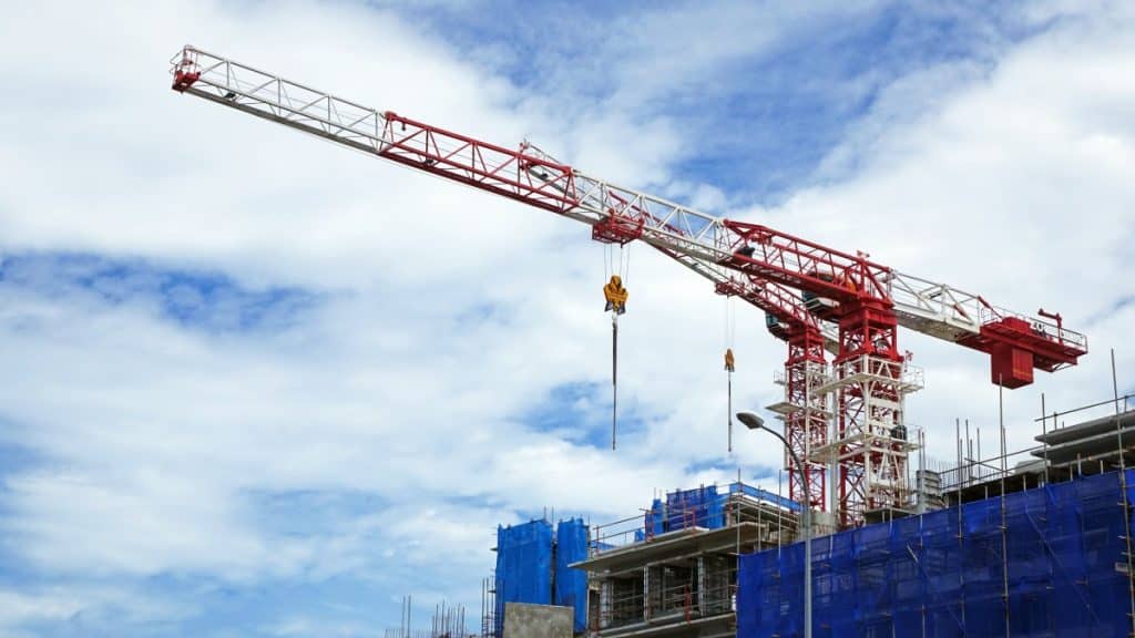 Toulouse Métropole Habitat, premier bailleur public de Haute-Garonne, ambitionne la construction de 3200 logements sociaux en 4 anschantier BTP Grue