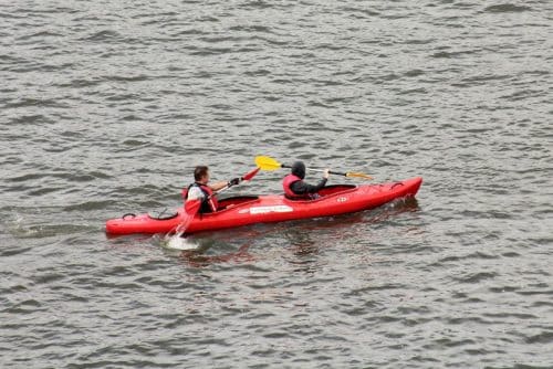 Des personnes font du kayak