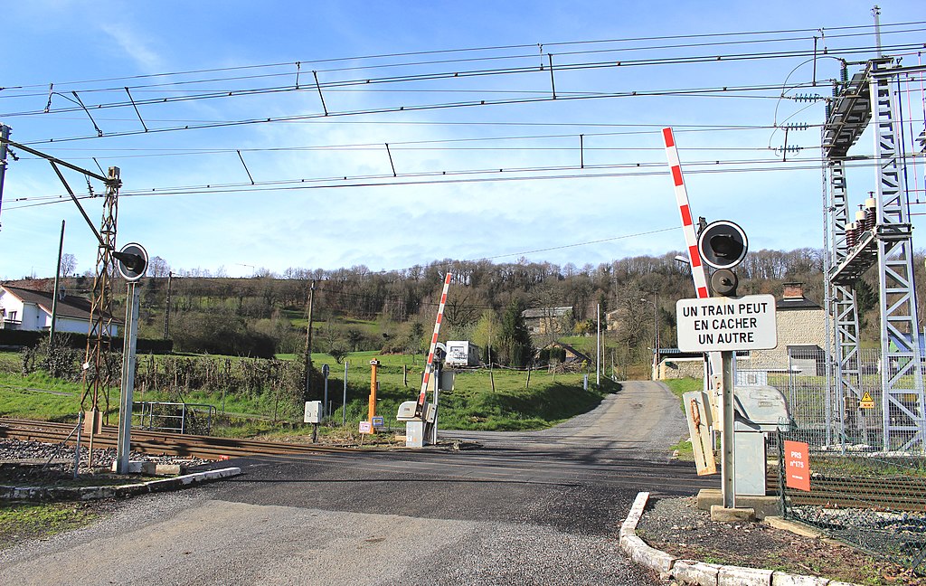 Un Ter a percuté un véhicule à un passage à niveau, dans le secteur de Saverdun, en Ariège ©Sotos