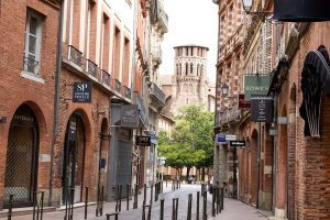 Twenty-three shopkeepers in a Toulouse street are exhibiting works by local artists in their windows until November 30.  Illustrative photo.  © larahcv