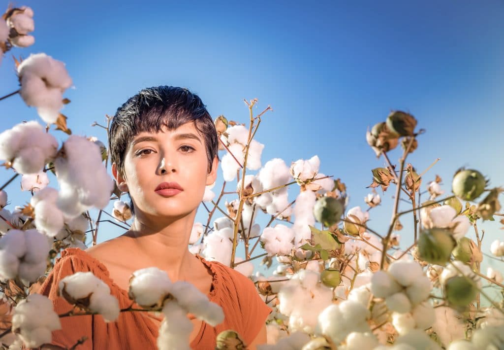 Femme dans un champ de coton