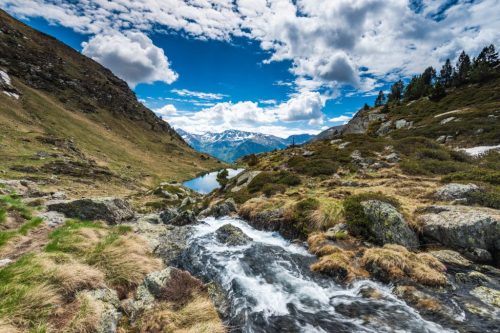 Coulée d'eau dans les montagnes en Andorre