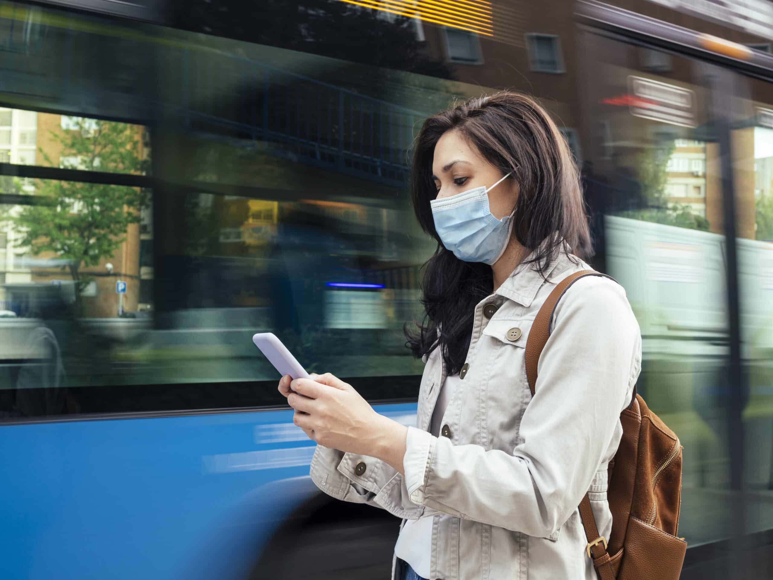 Femme avec un masque qui attend le bus Toulouse Covid 