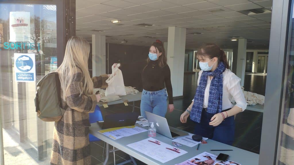 Distribution de protections menstruelles