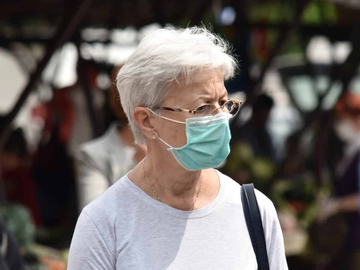 Masque sanitaire Covid Ariège personne âgée