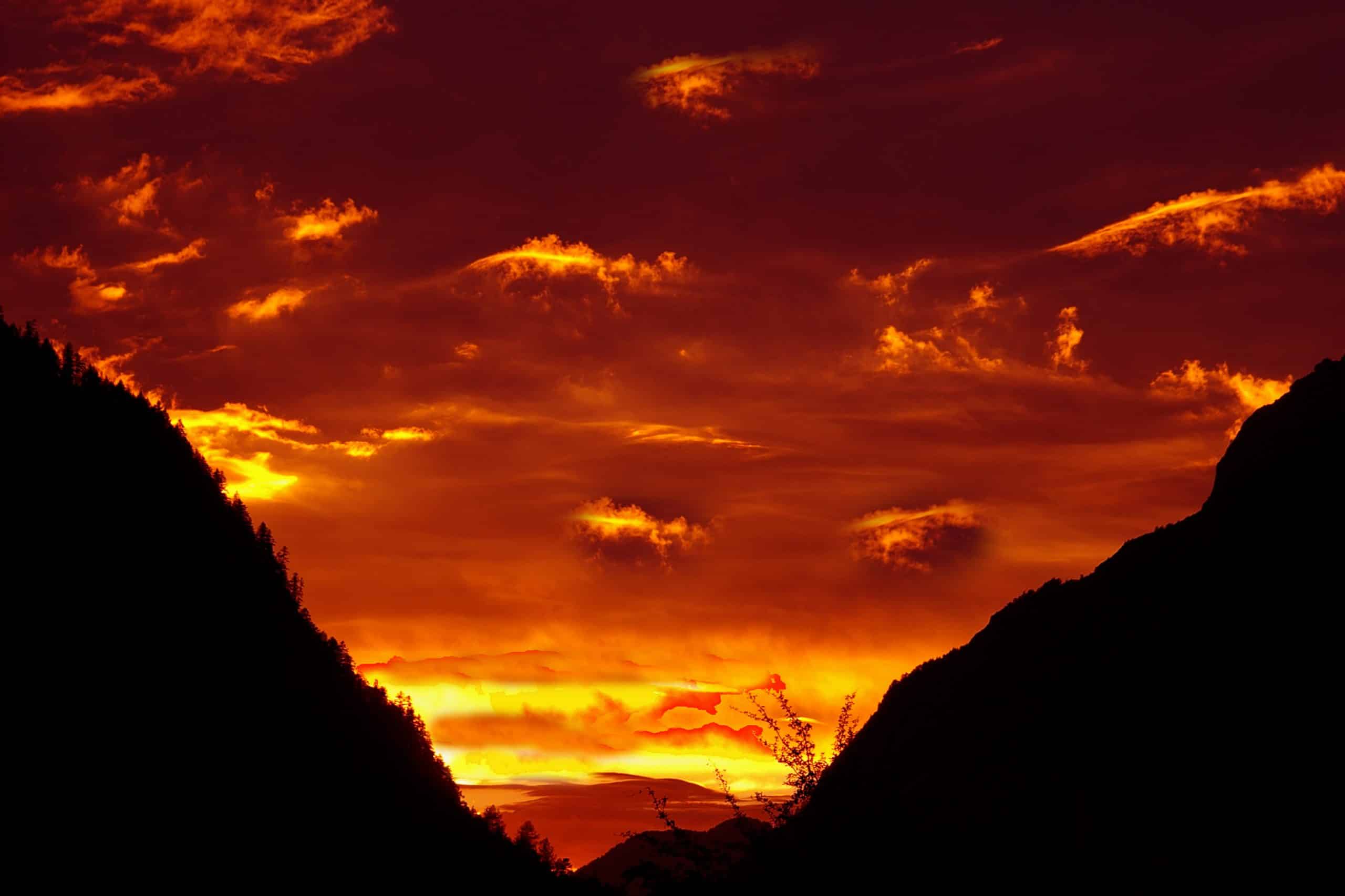 Montagnes pyrénéennes sous un coucher de soleil 