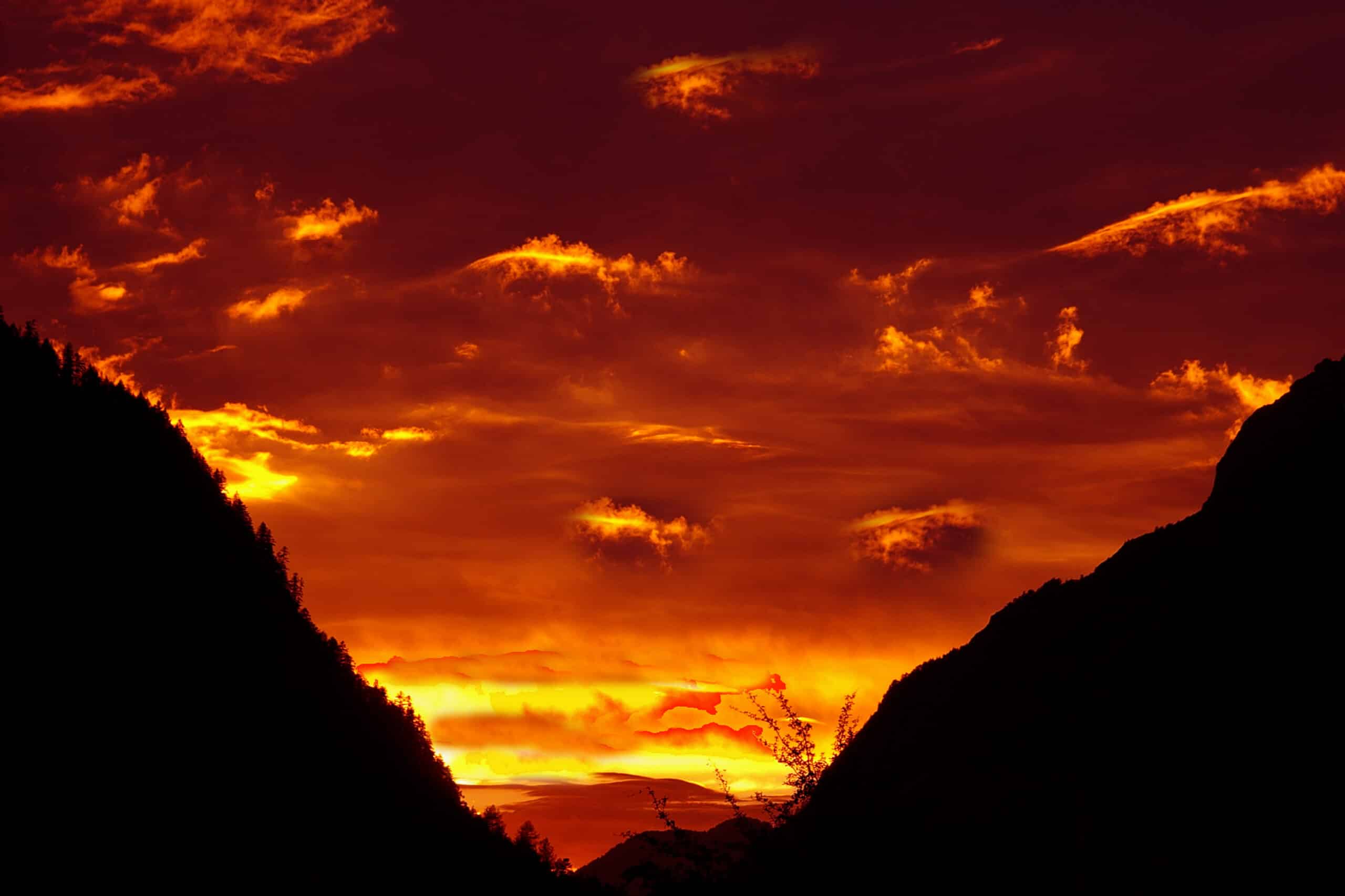 Montagnes pyrénéennes sous un coucher de soleil