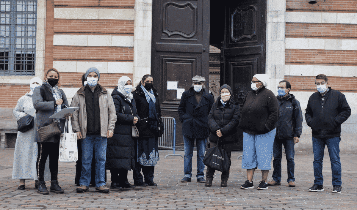 L'assemblée des habitants de la Reynerie sur la place du Capitole.