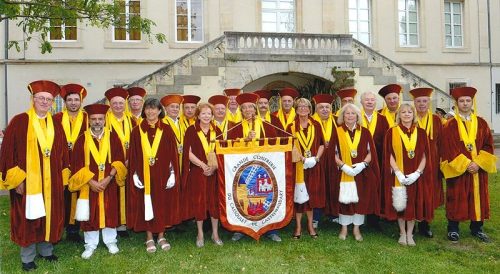 La Grande confrérie du cassoulet de Castelnaudary défend son patrimoine à l'aide d'une pétition.