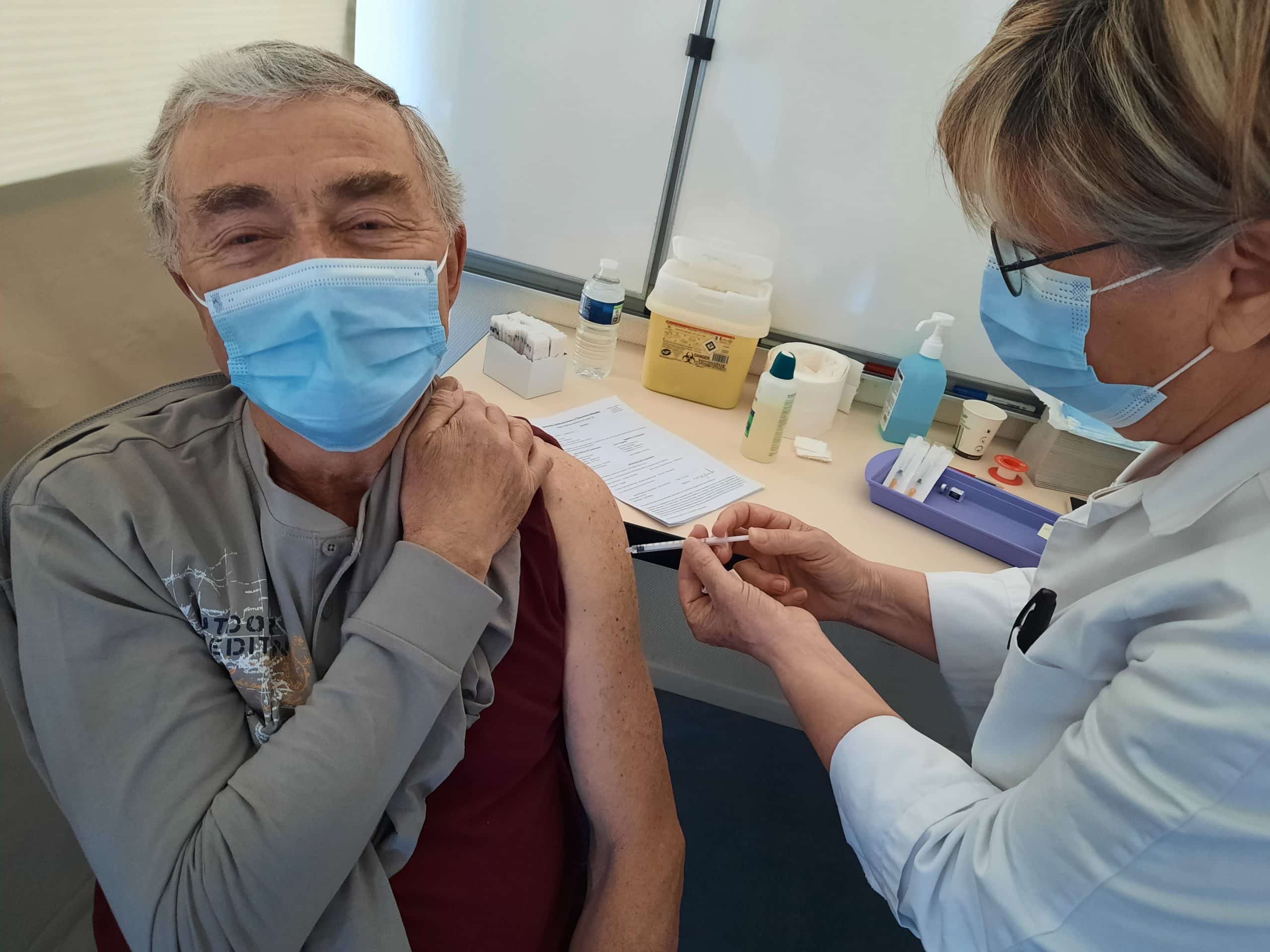 Injection de la 10000e dose de vaccin au CHIVA