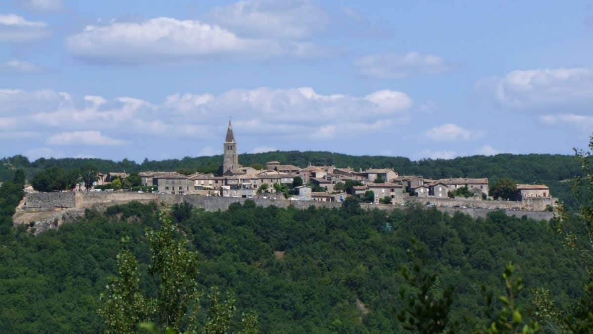 Le village fortifié de Puycelsi, vu depuis al forêt de Gresigne. Serge Imbert CC BY-NC-ND 2.0