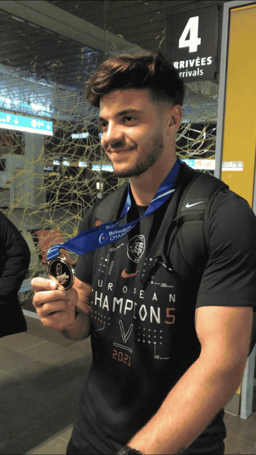 Romain Ntamack et sa médaille