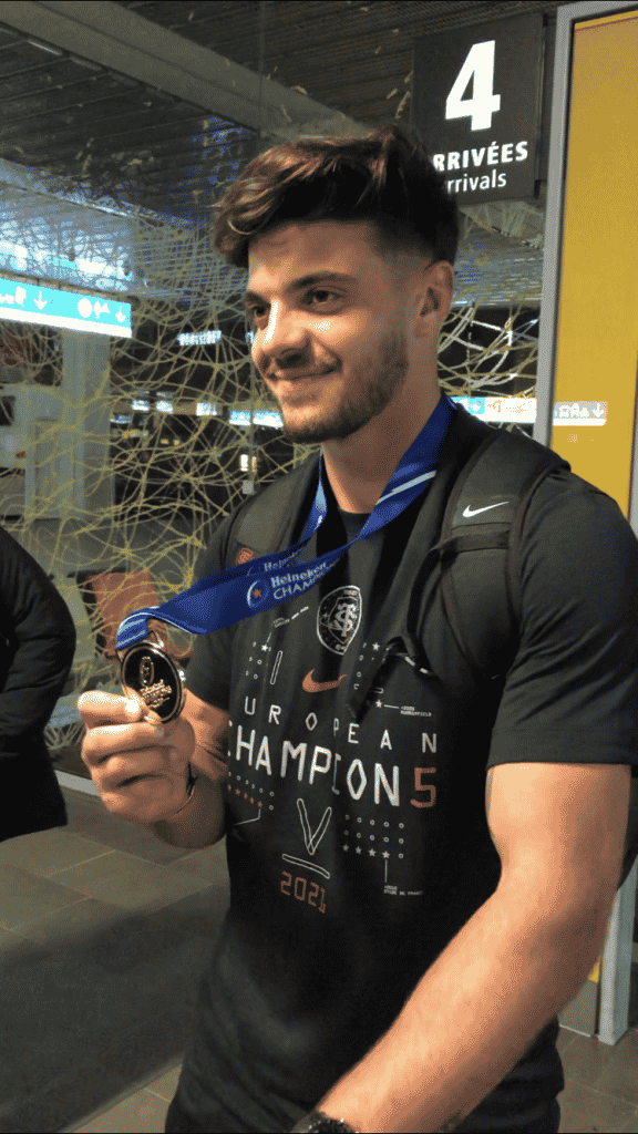 Romain Ntamack et sa médaille